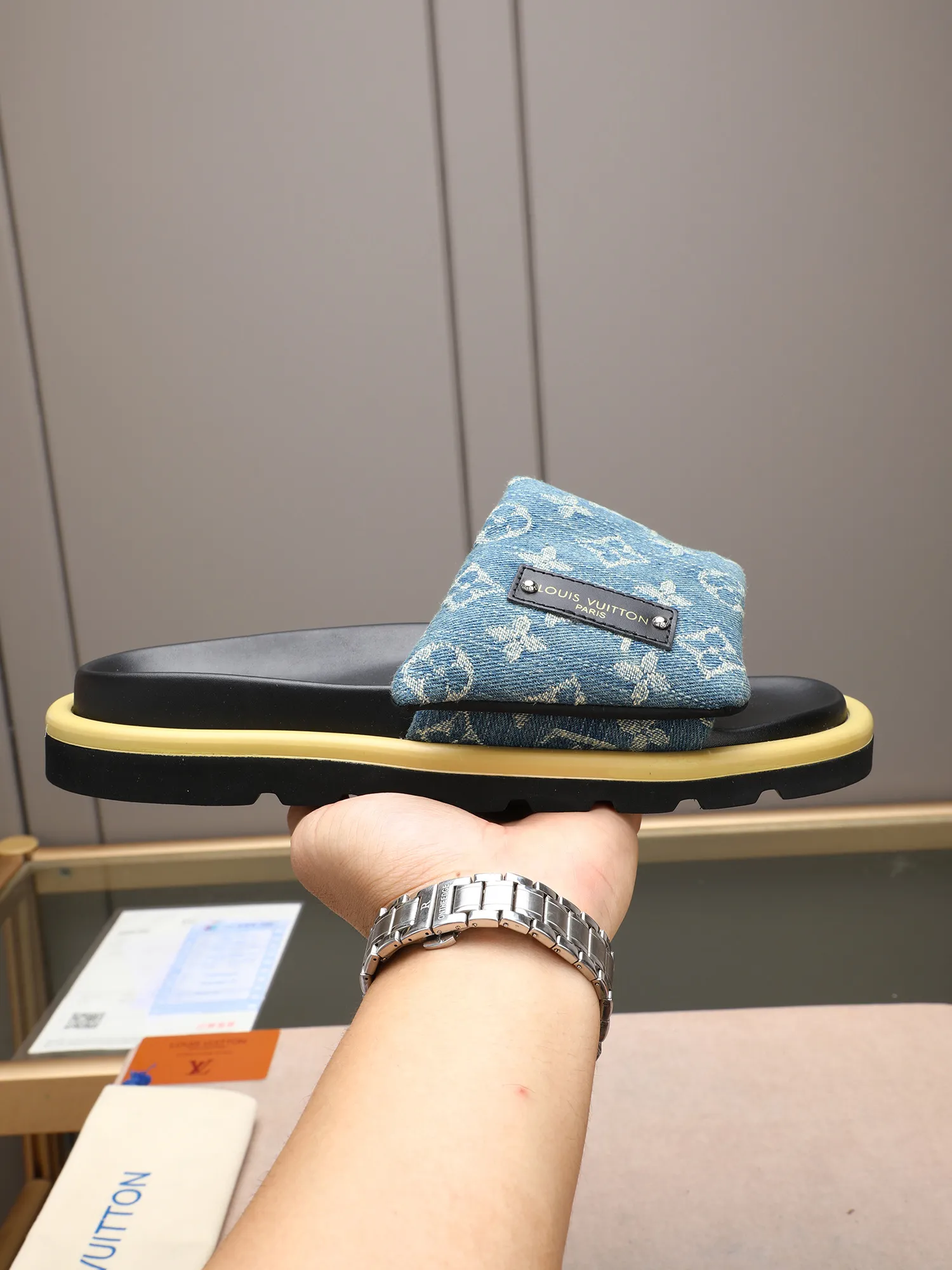 PP360 [LOUIS VUITTON] Louis Vuitton, LV printing, men's and women's slippers are on the market. The drawer box packaging comes with a cloth bag and a card. The upper pattern looks very soft and waxy, and it is a super versatile leg slimming tool. Fabric: imported denim/canvas/old fabric, LV hardware LOGO, official website pattern printing, comfortable to wear, feet: high-elastic PU water table. Sole: foam sole, heel height: about 5cm. Code number: 35-46, 35, 45, 46 are custom-made and non-returnable. Color: multiple colors and styles available.
